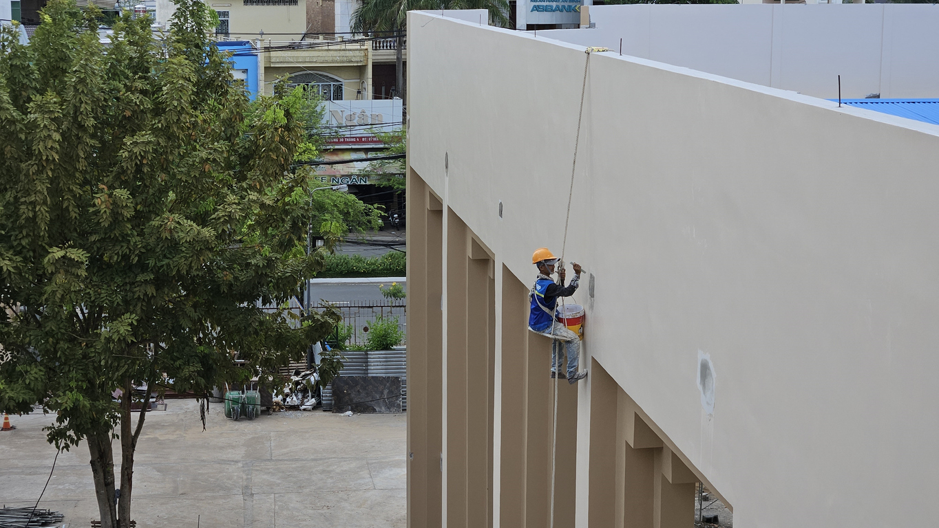 Read more about the article How Often Should a Commercial Building Be Repainted?